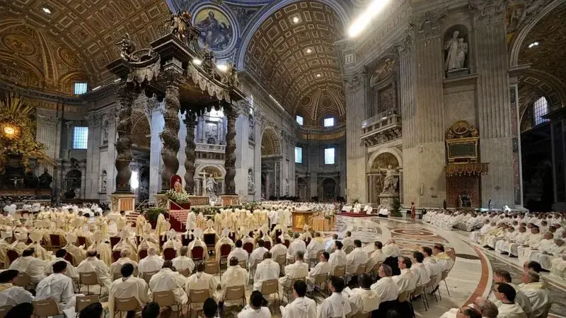 Pope leads Holy Thursday service in Vatican basilica