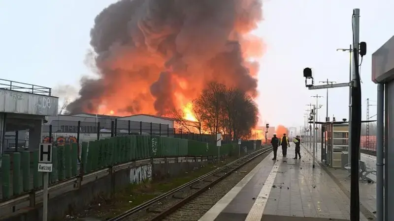 Germany: Hamburg fire smoke halts trains, generates warning