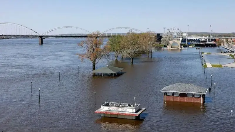 Flood threat continues from swelling Mississippi River