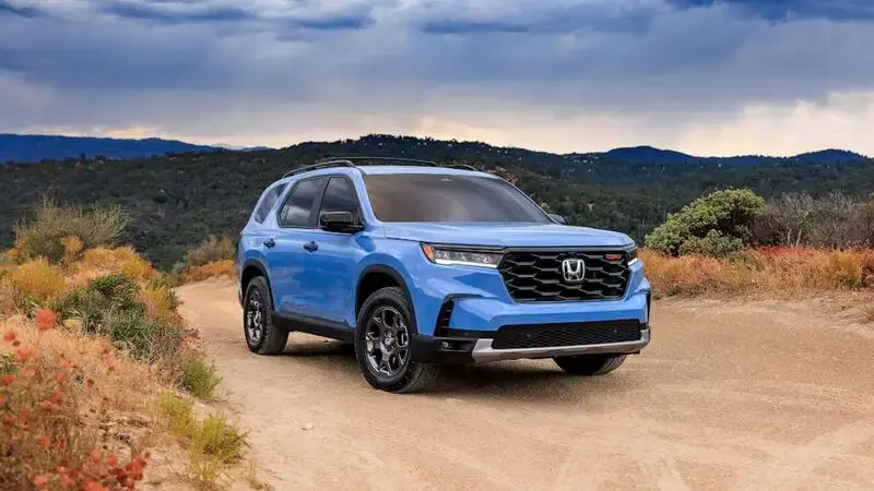 Edmunds compares: Honda Pilot vs. Hyundai Palisade