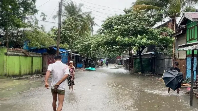 Powerful Cyclone Mocha floods homes, cuts communications in western Myanmar, at least 700 injured