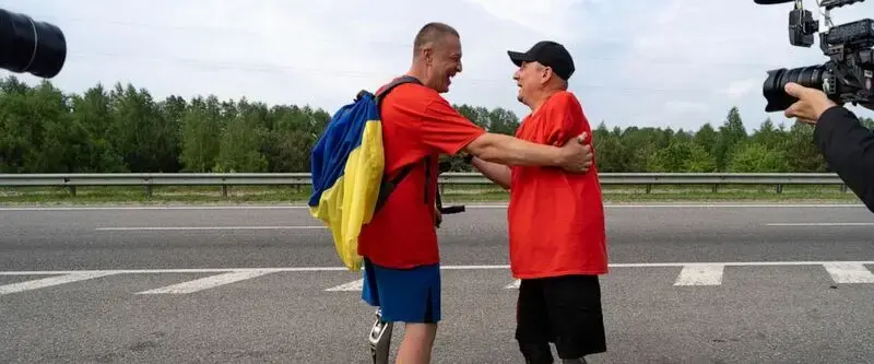 Unable to fight now, two Ukrainian amputees walk to raise funds for a military hospital