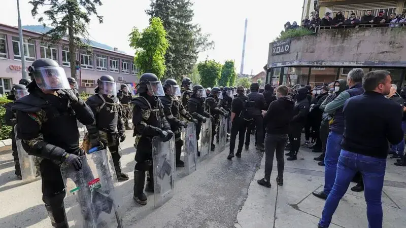 Kosovo Serbs trying to take over municipality building in the north clash with police