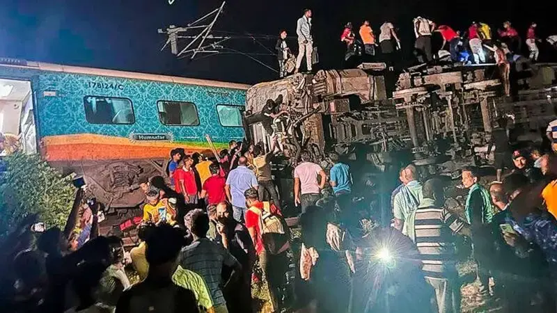 At least 200 killed, hundreds injured in train crash in India