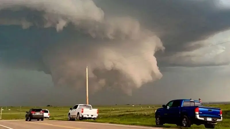 Hundreds of thousands without power in Oklahoma as severe thunderstorms continue throughout US