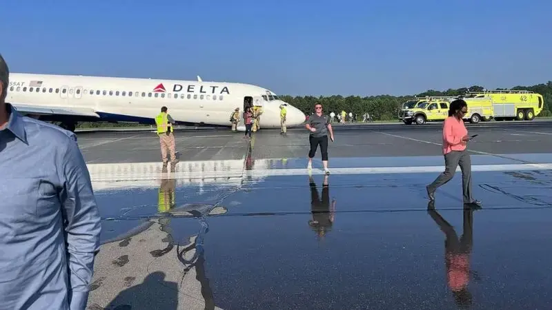 Delta plane lands safely at Charlotte airport without front landing gear