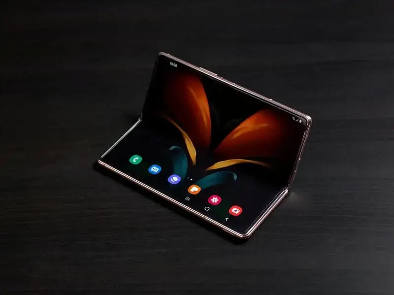 Samsung unveils new foldable phones to challenge Apple