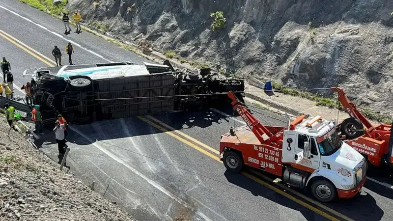 Bus carrying locals and migrants crashes in Mexico, killing 16