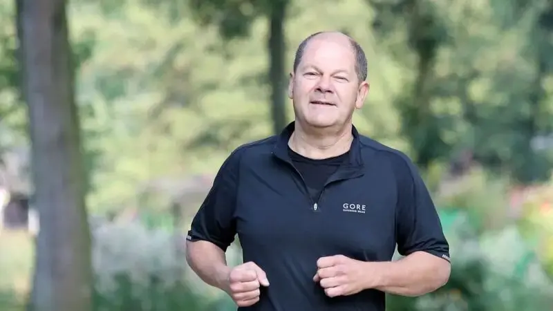 German Chancellor Olaf Scholz falls while jogging and bruises his face