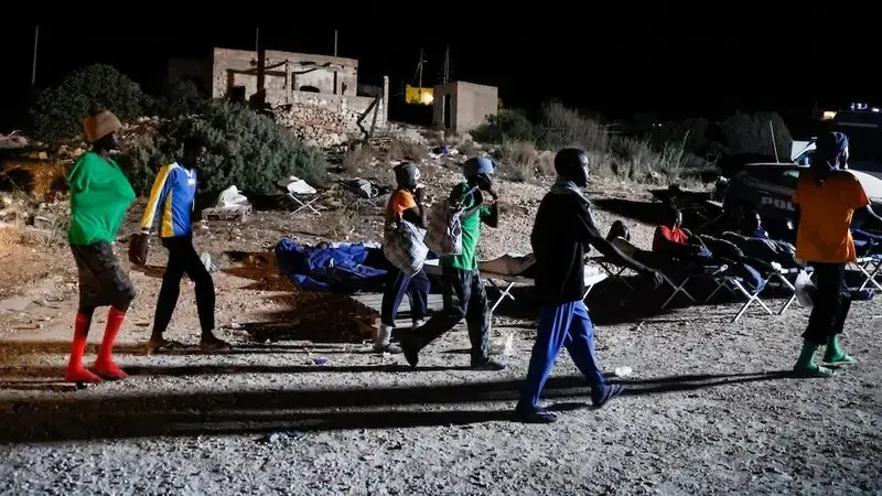 Italy works to transfer thousands of migrants who reached a tiny island in a day