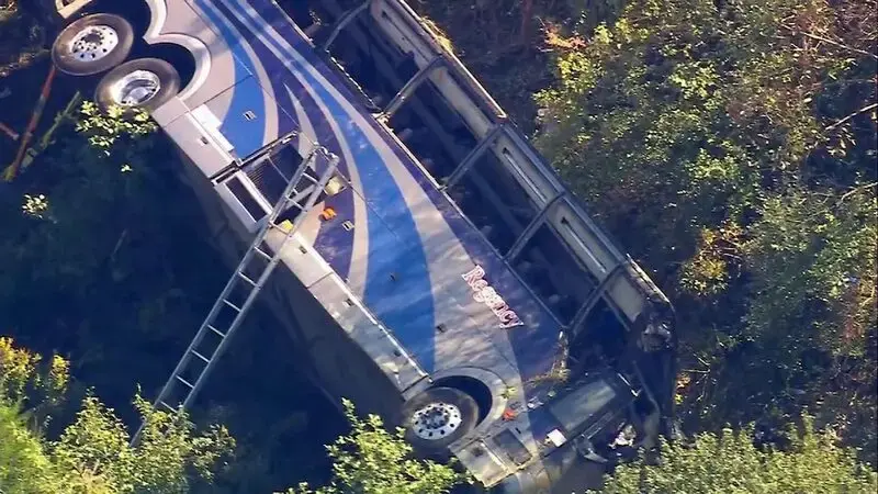 2 killed when bus carrying high schoolers crashes on way to band camp