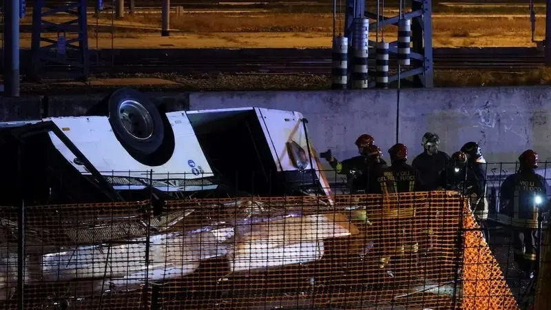 21 dead, 18 injured after bus falls off overpass near Venice, Italy