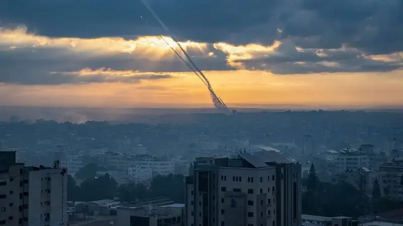 Rockets fired from Gaza into Tel Aviv and Jerusalem as Hamas militants target Israel