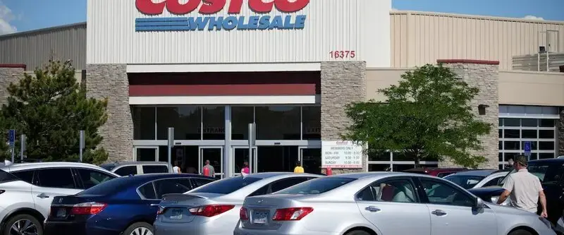 Costco's CEO will step down in January and hand the reins to the retailer's current president