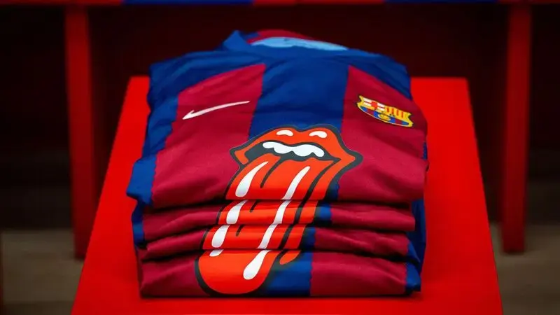 Why do Barcelona have a tongue on the jersey for El Clásico?