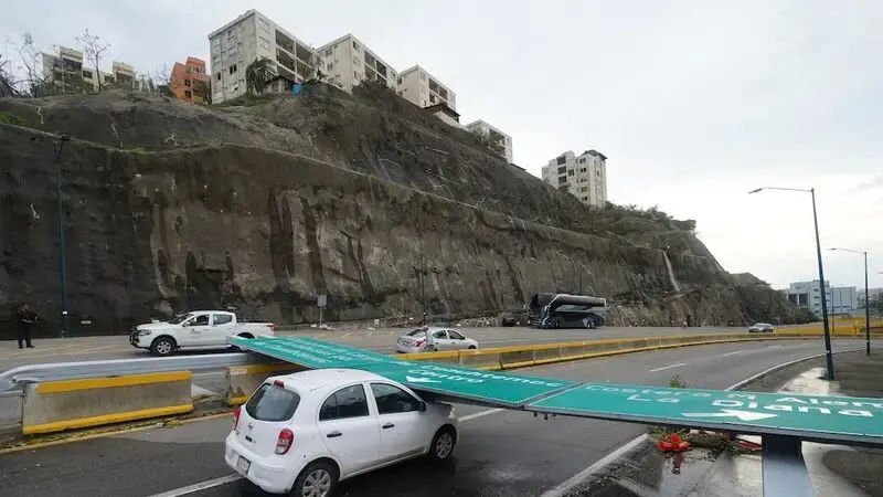 AP PHOTOS: Devastation followed by desperation in Acapulco after Hurricane Otis rips through