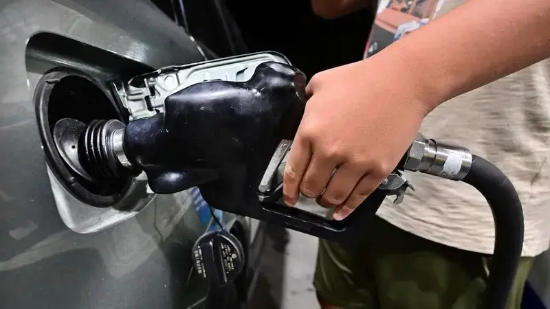 Gas prices plummet as some states fall below $3 a gallon