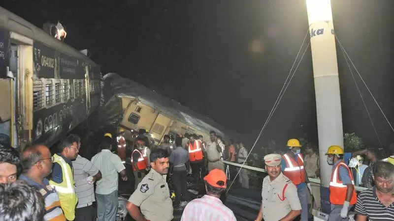 6 dead, 40 injured when two trains collided in southern India