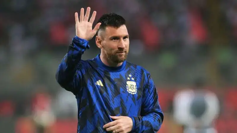 Lionel Messi poses in front of World Cup mural on return to Argentina