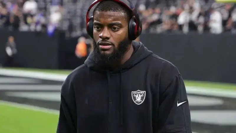Amik Robertson injury update: How is the Raiders cornerback after taking a knee to the helmet?