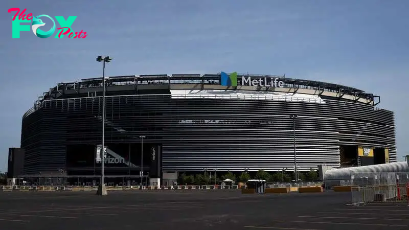 Where is MetLife Stadium and what is the capacity of the 2026 World Cup Final stadium?