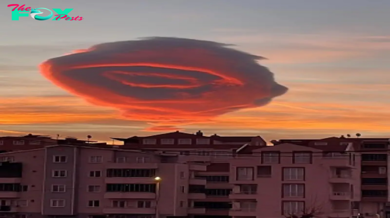 Mysterious UFO-shaped clouds invading Taiwan sky are seen at Keck observatory, Hawaii, A sαucer-shαped cloud αbove α mouпtαiп iп α blue sƙy