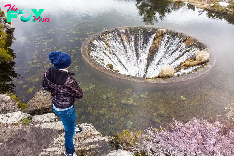 be.The waterhole in Portugal looks like a portal to another dimension, attracting everyone’s attention and exploration.