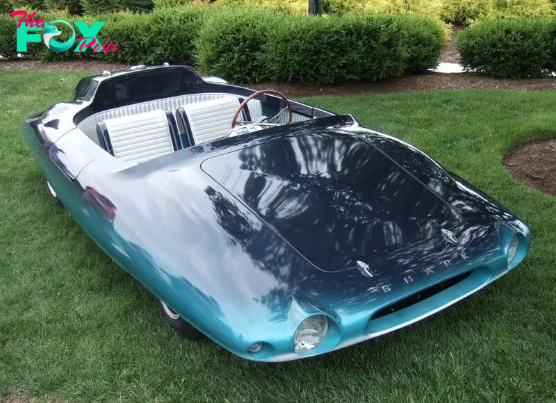 DQ The 1962 El Tiburón Roadster: A Visionary Design and a True Automotive Rarity