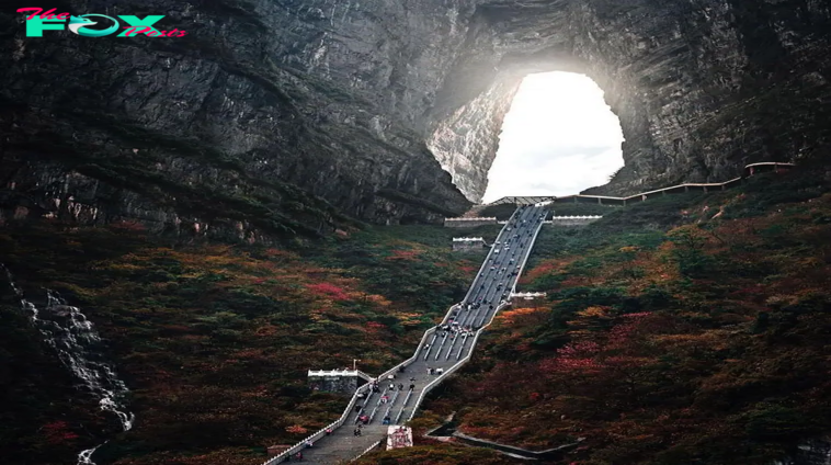 SY  Tianmen Mountain: Gateway to Heaven
