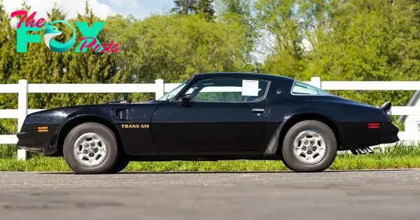 DQ The Legend Lives On: Exploring the 1976 Pontiac Firebird Trans Am