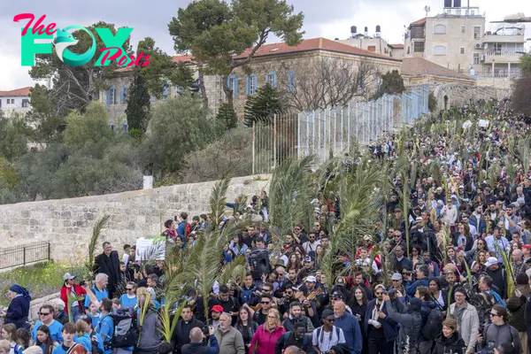 Thousands Attend Palm Sunday Celebrations in Jerusalem Against Backdrop of War