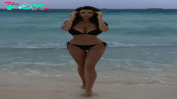 Cristy Ren is seductive with beautiful features in a magical black swimsuit