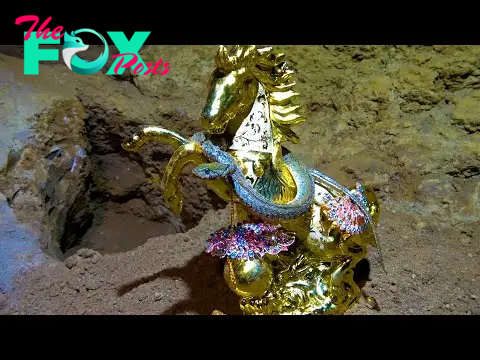 kem.A golden bull statue weighing over 200 pounds was discovered from a deep mountain, believed to have been excavated from thousands of years ago.