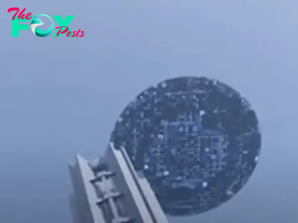 qq A giant UFO object suddenly floated in the sky in front of tens of thousands of Chinese people in 2005.