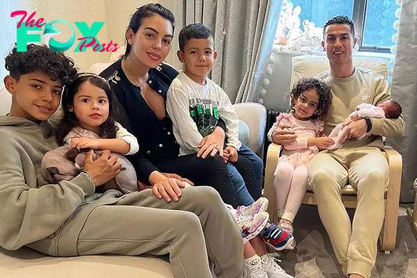 son. Superstar C. Ronaldo and beautiful Georgina enjoyed a comfortable day of shopping in Riyadh, making fans crazy.