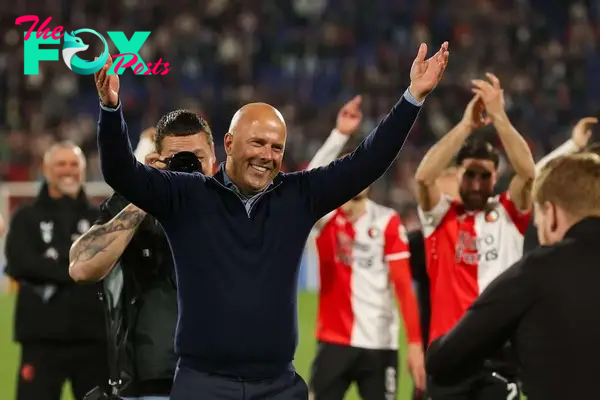 Emotional scenes! New Liverpool manager Arne Slot bids farewell to Feyenoord fans