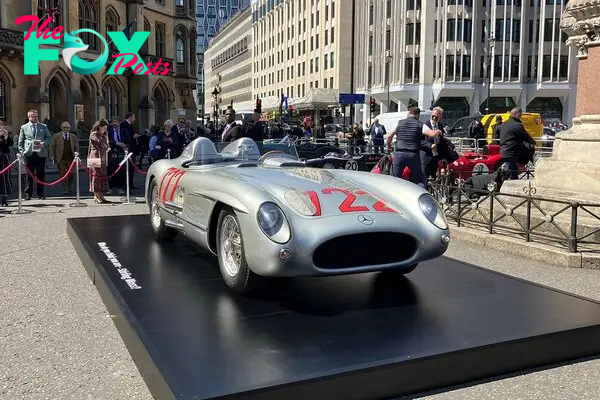 F1 champions remember Stirling Moss at London's Westminster Abbey