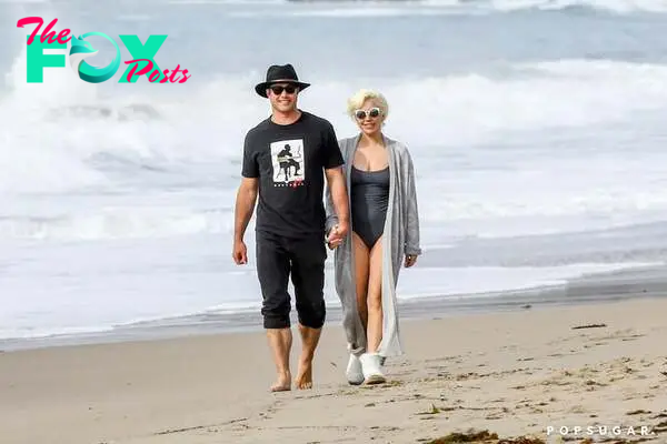 rin The calm after the storm! Lady Gaga was extremely happy while walking on the beach after the Golden Globe Awards