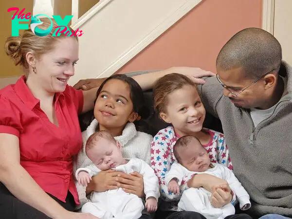 The lucky couple gave birth twice, 7 years apart. The special thing is that both babies have two different skin colors, making everyone surprised