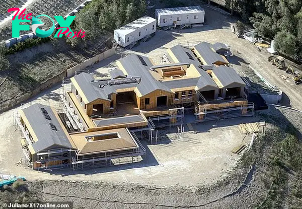 b83.Kylie Jenner’s Mega Mansion Takes Shape: Sprawling Hidden Hills Estate on $15 Million Plot Gets New Roof Amid Ongoing Construction