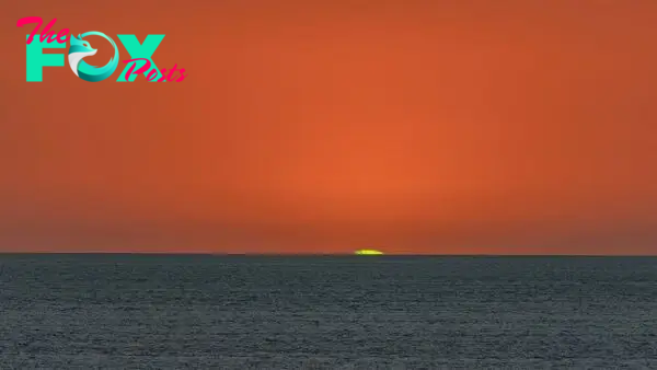 Why is there sometimes a green flash at sunset and sunrise?