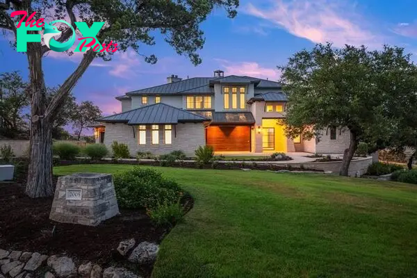 b83.Experience panoramic Lake Travis views from this prime waterfront home in Spicewood.