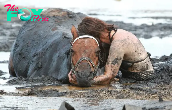 SAO. Consumed: The Harrowing Moment a Brave Young Mother Spent Over Three Hours Keeping Her Beloved Horse Calm as the Tide Rushed In.SAO