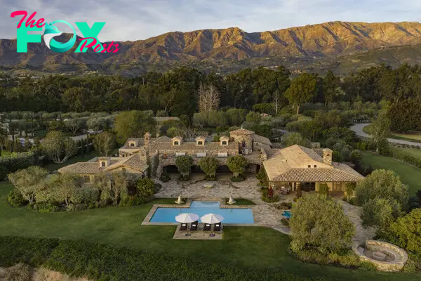 B83.Explore Ellen DeGeneres’ extravagant $70 million California residence and immerse yourself in opulence and grandeur.