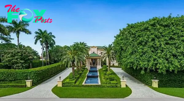 B83.Billionaire Jeff Bezos aims to make Miami his new home, acquiring a prestigious waterfront estate on exclusive Indian Creek Island.