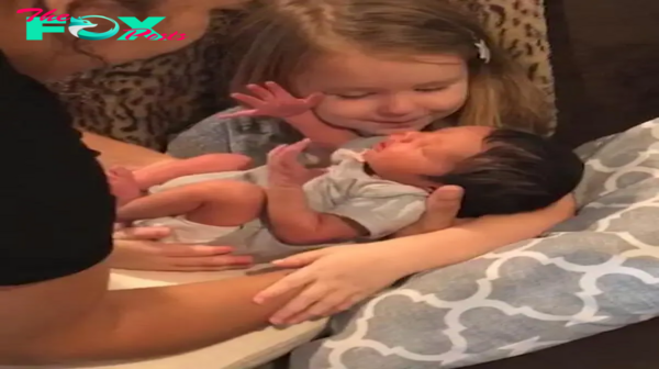 SN Many people were moved when they saw the stunning child break down in tears upon seeing her newborn sister; the scene was captured on camera. (Audio)