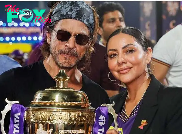 SRK lifts IPL trophy, celebrates win with family, B-Town stars