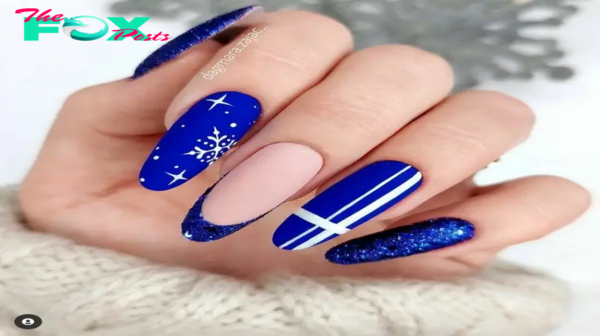 b83.32 Stunning Blue Nail Designs for the 2024 Holiday Season: Perfect for Festive Celebrations and Winter Glamour