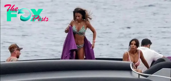 son.Messi’s wife is seductive in a leopard print bikini while traveling with her family at sea.