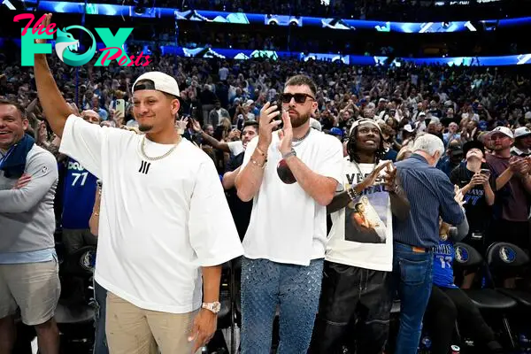 Which celebrities are Dallas Mavericks fans?